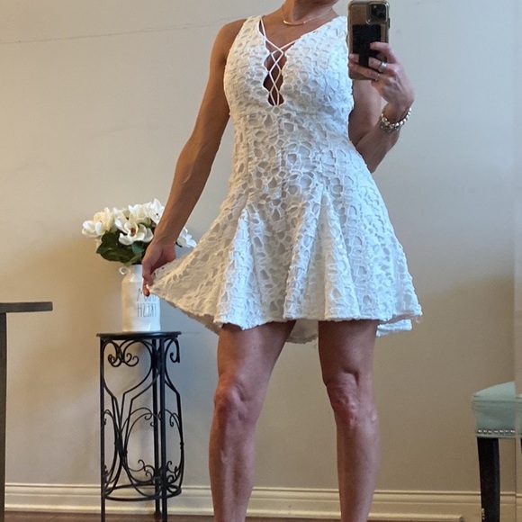 Tea & Cup Los Angeles White eyelet lace v neck halter mini dress cocktail Medium - Picture 3 of 12